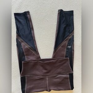 ALO Yoga Dark Brown Black Leggings